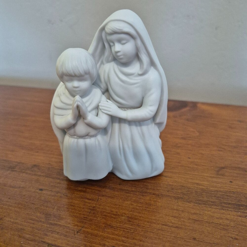 Children in Prayer porcelain figurine Avon Nativity Collectibles